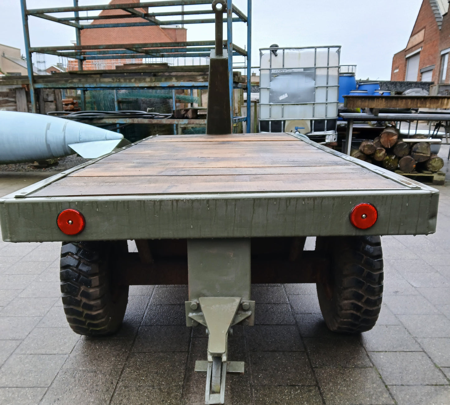 Werfwagen / aanhangwagen met dissel