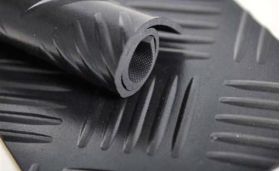 Checker rubber (traanplaat) per lopende meter