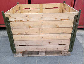Houten krat op pallet