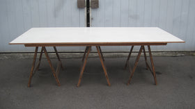 Houten tafel op schragen