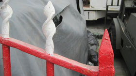 Antieke metalen gesmede poort