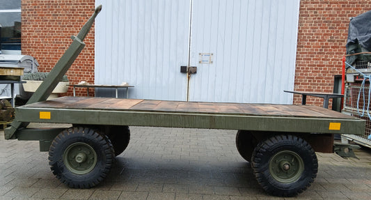 Werfwagen / aanhangwagen met dissel